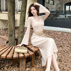 批发法式V领针织<b class='q'>连衣裙</b>高级感温柔优雅气质显瘦喇叭袖长裙女配大衣潮