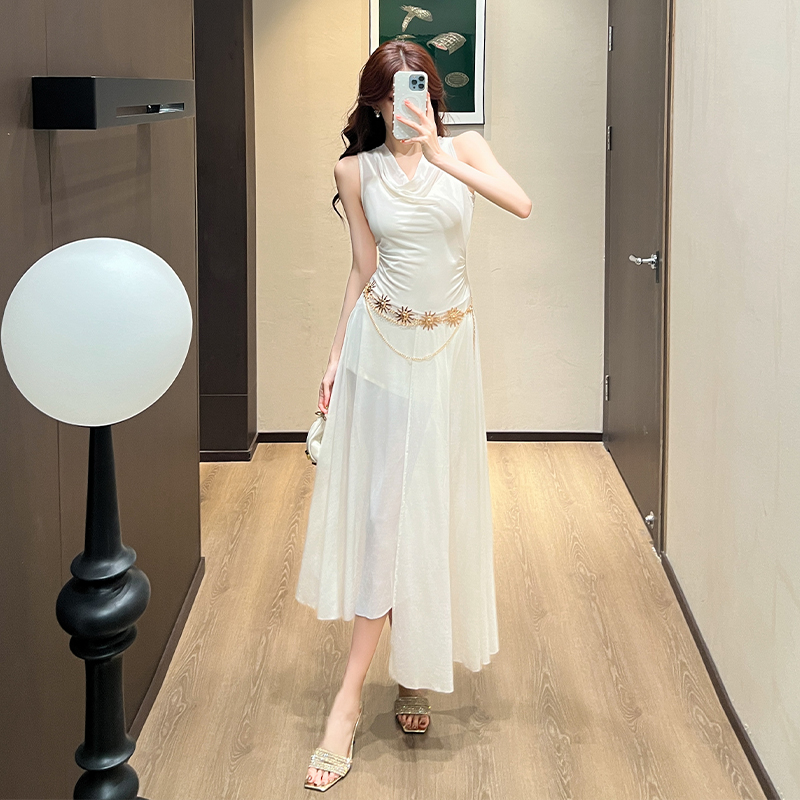 2026 봄 여름 새로운 프랑스식 품격 디자인 센스 민소매 행침 목 허리 수축 슬림해 보이는 흔들다 칼라 드레스 경기 허리 사슬 트렌디