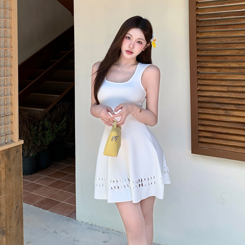 BY26424# 娇憨千金纯白小白花针织收腰连衣裙气质短裙女高级感显瘦设计感 服裝批發女裝批發服飾貨源