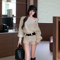 批发2026秋冬新款休闲毛衣套<b class='q'>装</b><b class='q'>女</b>宽松套头斜肩辣妹超短裤配腰带三件套