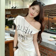 批发甜酷辣妹个性<b class='q'>街头</b>字母印花扭结宽松斜肩T恤女夏chic白色短袖上衣