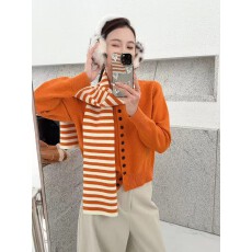 2025秋季新款韩系简约温柔甜美休闲百搭纯色针织开衫配条纹围巾女