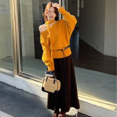 批发斜肩一字领飘带长袖针织毛衣秋冬款宽松显瘦收腰辣妹上衣+半身裙