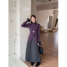 批发2025秋冬新款气质半高领扭结设计长袖针织衫 修身打底上衣+半身裙