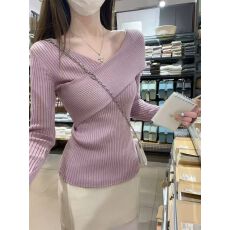 批发巨好看<b class='q'>轻熟</b>秋冬纯欲修身低领打底衫女内搭不规则毛衣长袖针织上衣