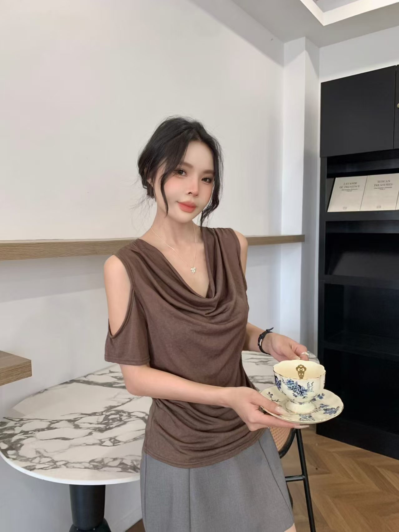 고급 센스 검정색 흔들다 칼라 오프숄더 긍정적 인 어깨 반팔 티셔츠 여성 2026 여름 새로운 작은 셔츠 지방 mm 슬림해 보이는 맨위