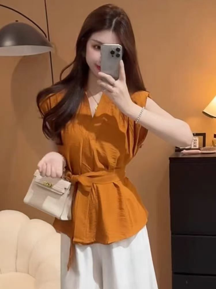 고급 센스 V넥 레이스업 허리 수축 여성 셔츠 2026 새로운 여름 얇은 스타일 품격 세련된 슬림해 보이는 민소매 맨위