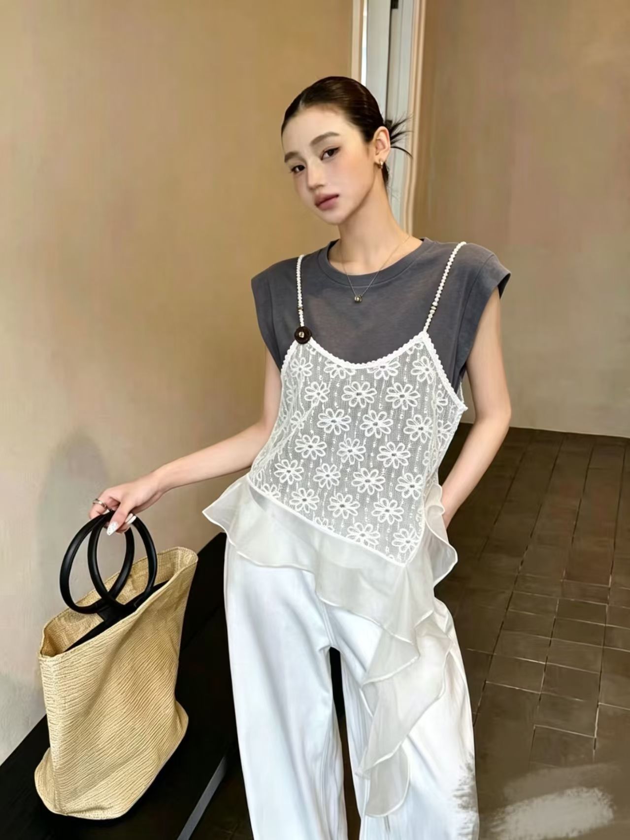 민소매 티셔츠 여자 여름 페이크 레이어드 망사 패치워크 그레이트 보지 마 규칙 고유 한 아름다운 작은 날다 소매 맨위