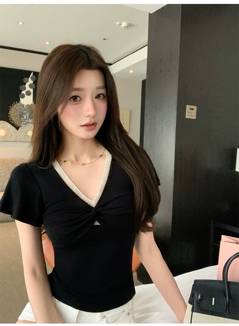 주간 실크 원단 순수한 욕망 레이스 조각 V넥 비틀림 페이크 레이어드 반팔 티셔츠 여성 2026 여름 새로운 맨위