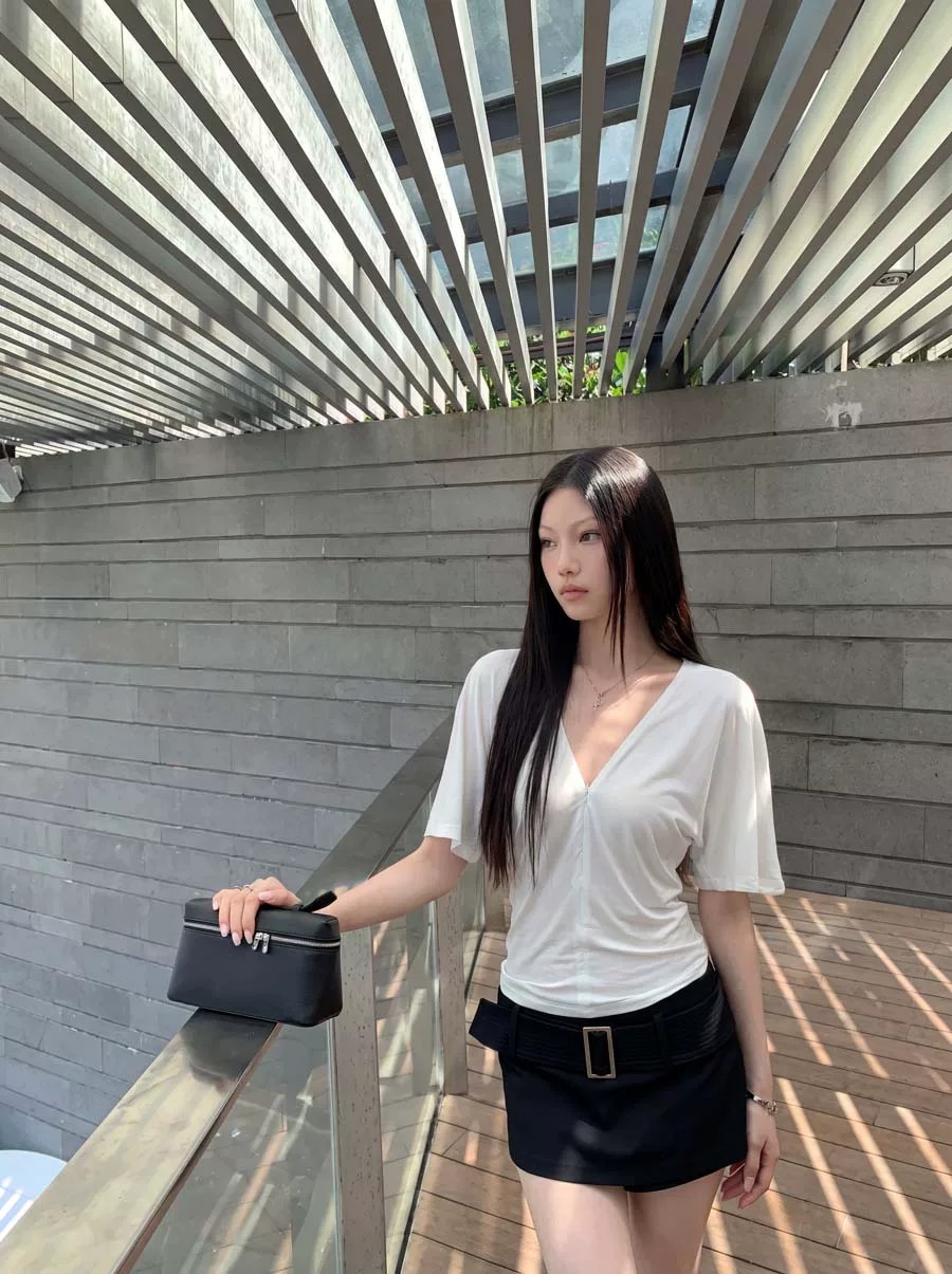 한 부서 깊은 V 넥 중간 소매 티셔츠 여성 여름 착용 가져 가라. 디자인 센스 긍정적 인 어깨 반팔 몸매 가꾸기 슬림해 보이는 배트윙 소매 맨위 트렌디