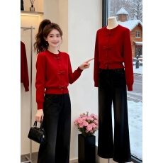 批发新中式<b class='q'>针织衫</b>减龄搭配一整套复古盘扣红色<b class='q'>毛衣</b>阔腿牛仔裤两件套装