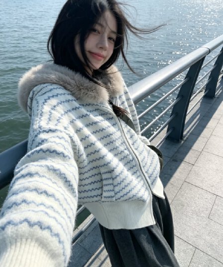 한 부서 달콤한 차가운 화이트 블루 스트라이프 모피 칼라 후드 스웨터 여성 코트 2026 가을 겨울 느긋한 바람 니트 오픈 가디건 맨위