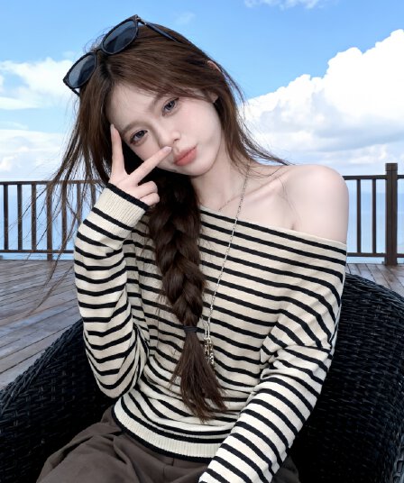 한 부서 스트라이프 비스듬한 어깨 긴팔 스웨터 여자 2026 가을 겨울철 새로운 디자인 센스 오프숄더 니트 스웨터 맨위 트렌디