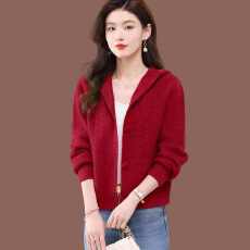 批发羊毛衫连帽玫红色毛衣外套女秋冬新款小个子短款配裙外搭针织开衫