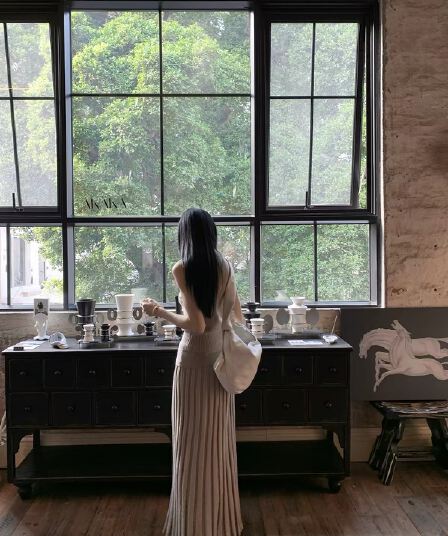 허리 머리 이중층 뒤집다 측면 커피 색상 플리츠 반신 스커트 여성 봄 한 부서 디자인 센스 니트 롱 스커트