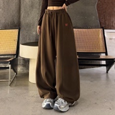 批发2026秋款火柴人刺绣休闲弯刀阔腿卫裤秋季新款裤子女款阔腿裤<b class='q'>女裤</b>
