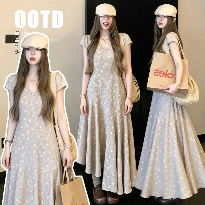 여름 새로운 도트 무늬 V넥 드레스 여름 품격 V넥 루즈핏 슬림해 보이는 큰 진자 마 질감 인어 꼬리 롱 스커트