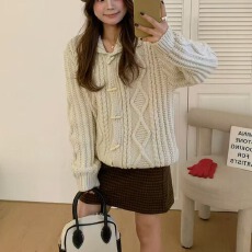 批发奶杏色麻花牛角扣毛衣女2025冬季法式chic极简风时尚洋气百搭外套