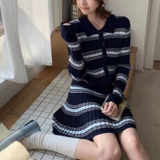 批发2025秋季新款韩系穿搭一整套女撞色条纹翻领针织+半身裙两件套装