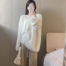 批发温柔软糯中长款上衣女<b class='q'>v领</b>秋冬水貂绒2025外穿宽松奶呼呼针织毛衣
