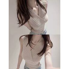 批发燕麦色设计感交叉v领无袖<b class='q'>针织衫</b>女早春季辣妹风显瘦收腰打底上衣