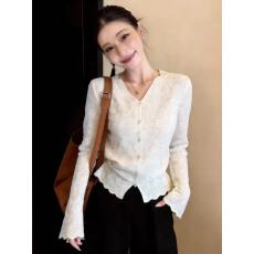 批发法式轻熟风<b class='q'>白色</b>V领蕾丝提花长袖上衣女长袖2026春季新款百搭气质