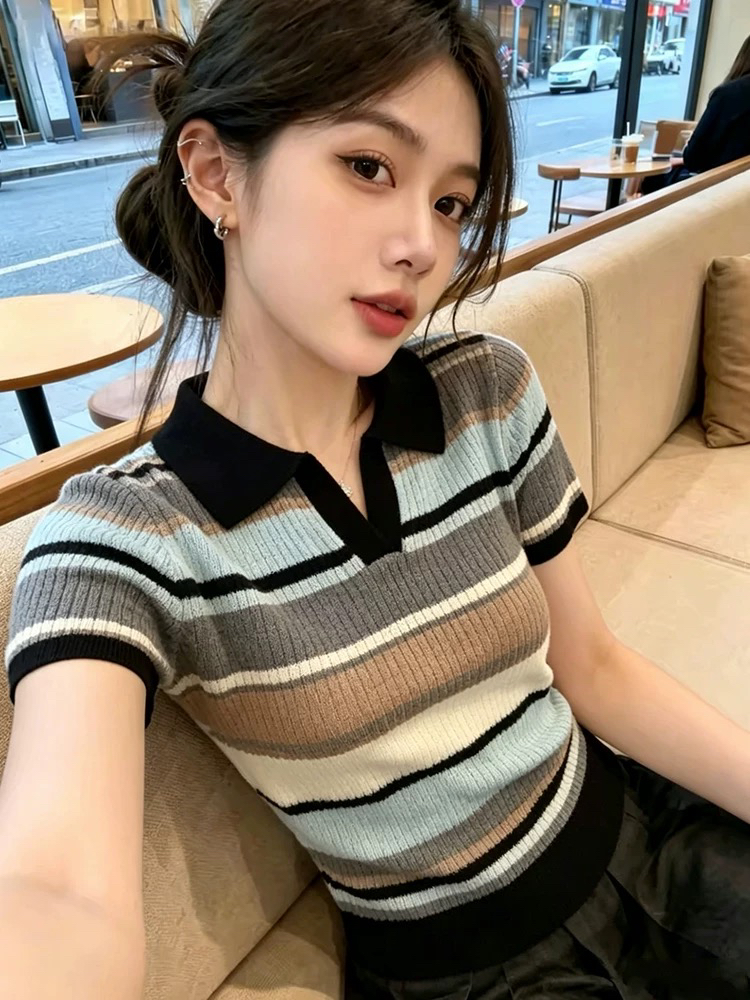 레트로 스타일 스트라이프 배색 POLO 칼라 반팔 니트 스웨터 여성 2026 여름 새로운 품격 다용도 슬림해 보이는 맨위