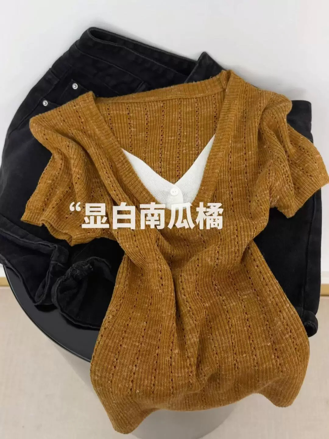 디스플레이 화이트 호박 주황색 한 부서 ins 페이크 레이어드 배색 V넥 홀로우 아웃 반팔 티셔츠 여성 여름 얇은 스타일 슬림해 보이는 맨위