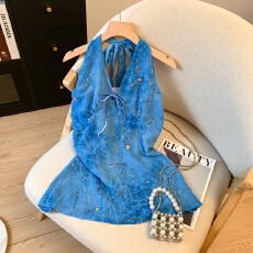 批发实拍夏季法式设计感V领系带立体花吊带蓝色挂脖露背<b class='q'>背心</b>女