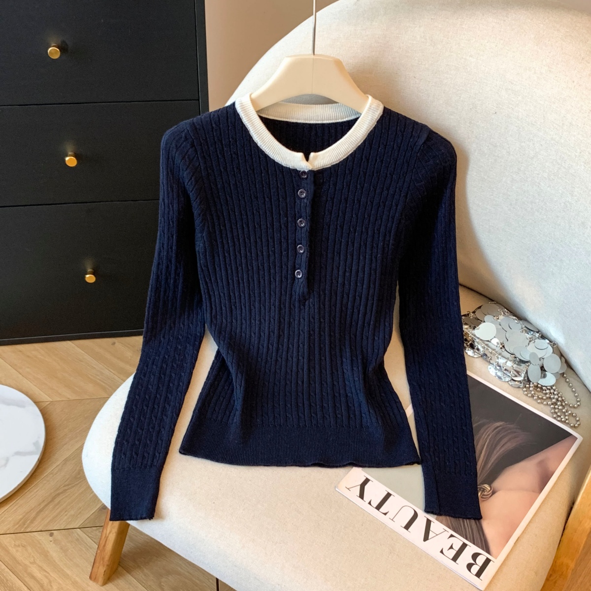 실사 라운드 넥 니트 기본 셔츠 여성 인사이드 가져 가라. 가을 얇은 스타일 2025 새로운 디자인 센스 작은 대중 작은 꽈배기 맨위