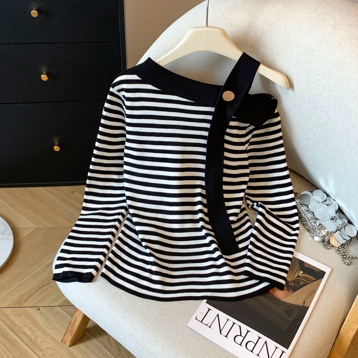 실사 2025 가을 겨울철 새로운 한국 스타일 인터넷 유명인 비스듬한 칼라 오프숄더 몸매 가꾸기 기본 셔츠 니트 스웨터 맨위