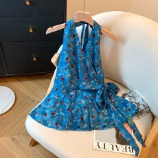 批发实拍辣妹蓝色碎花V领<b class='q'>挂</b><b class='q'>脖</b>雪纺收腰短款<b class='q'>连衣裙</b>显瘦设计系带上衣