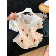批发实拍新款刺绣樱桃小清新泡泡袖减龄夏季2026新款短款<b class='q'>雪纺衫</b>上衣