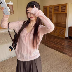 批发纯欲风藕粉色V领纽扣针织毛衣女装秋季小众别致减龄上衣