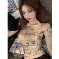 批发【 40D<b class='q'>网纱</b> 】美式辣妹涂鸦印花斜肩T恤女夏设无袖背心露肩