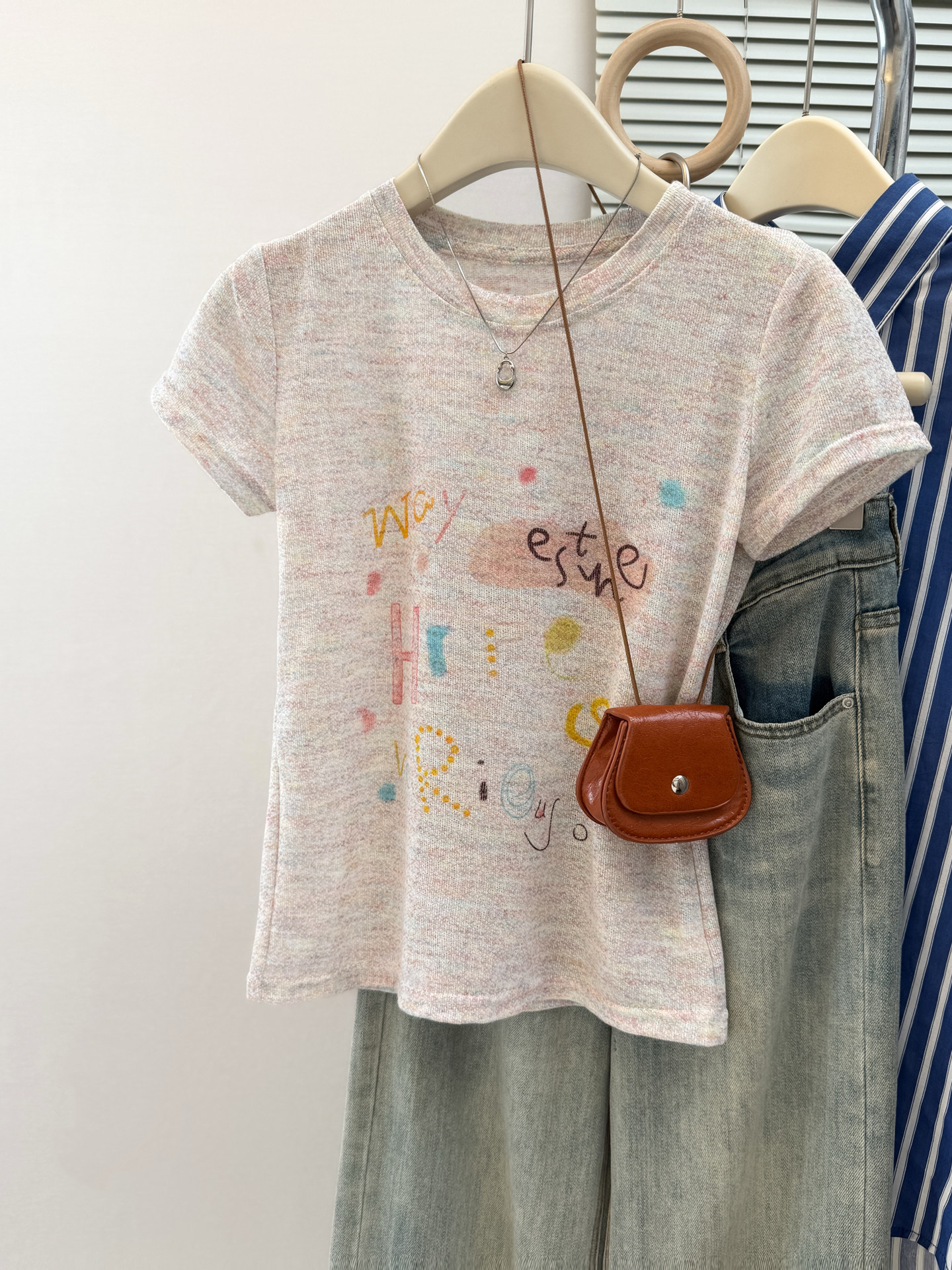 실사 레트로 페인팅 낙서 알파벳 반팔 티셔츠 여성 여름 디자인 센스 Chic 몸매 가꾸기 슬림해 보이는 다용도 맨위