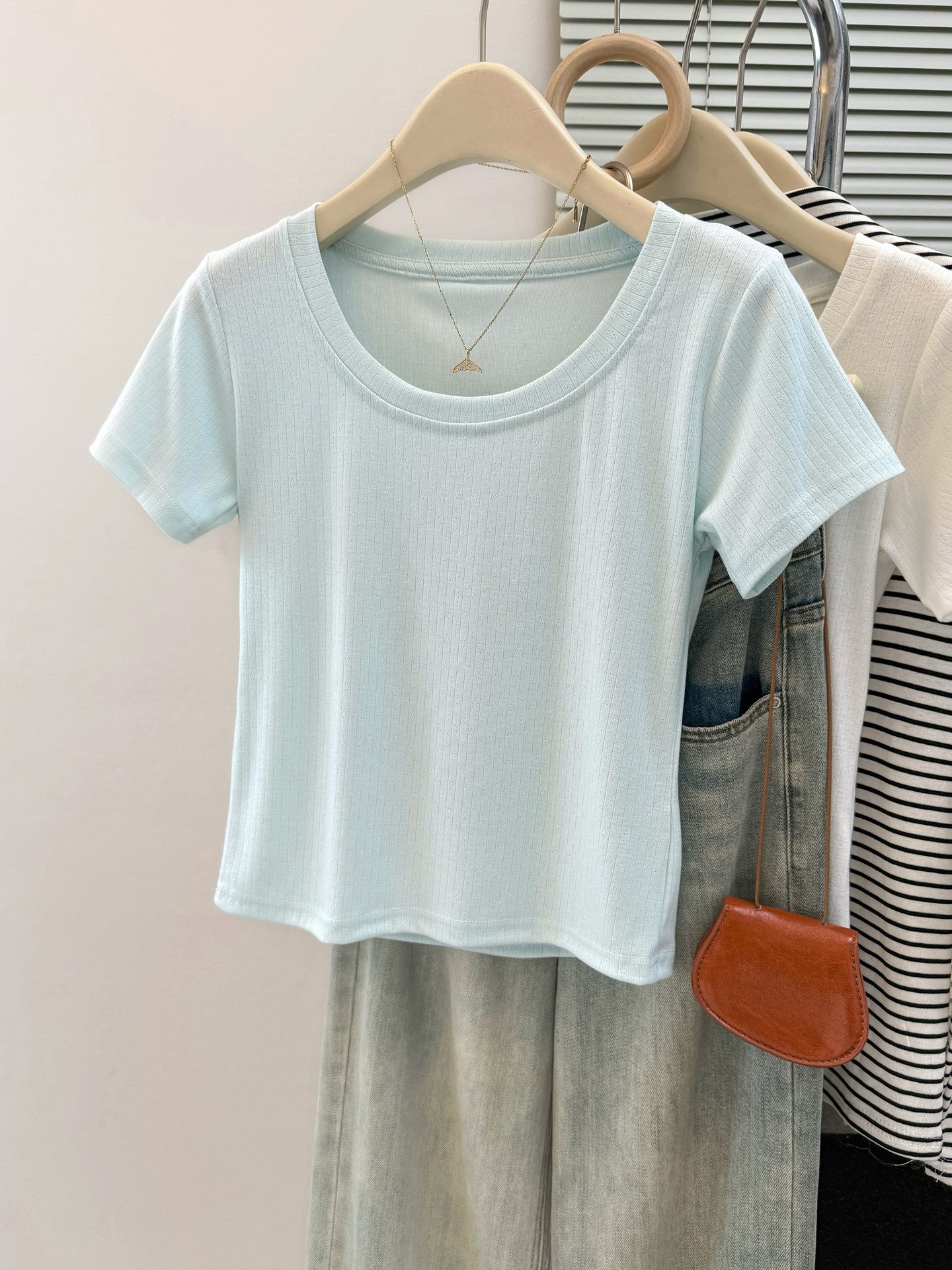 실사 작은 키 쇼트 스타일 반팔 티셔츠 여성 여름 새로운 몸매 가꾸기 한국 스타일 인사이드 가져 가라. 기본 셔츠 긍정적 인 어깨 u 칼라 맨위