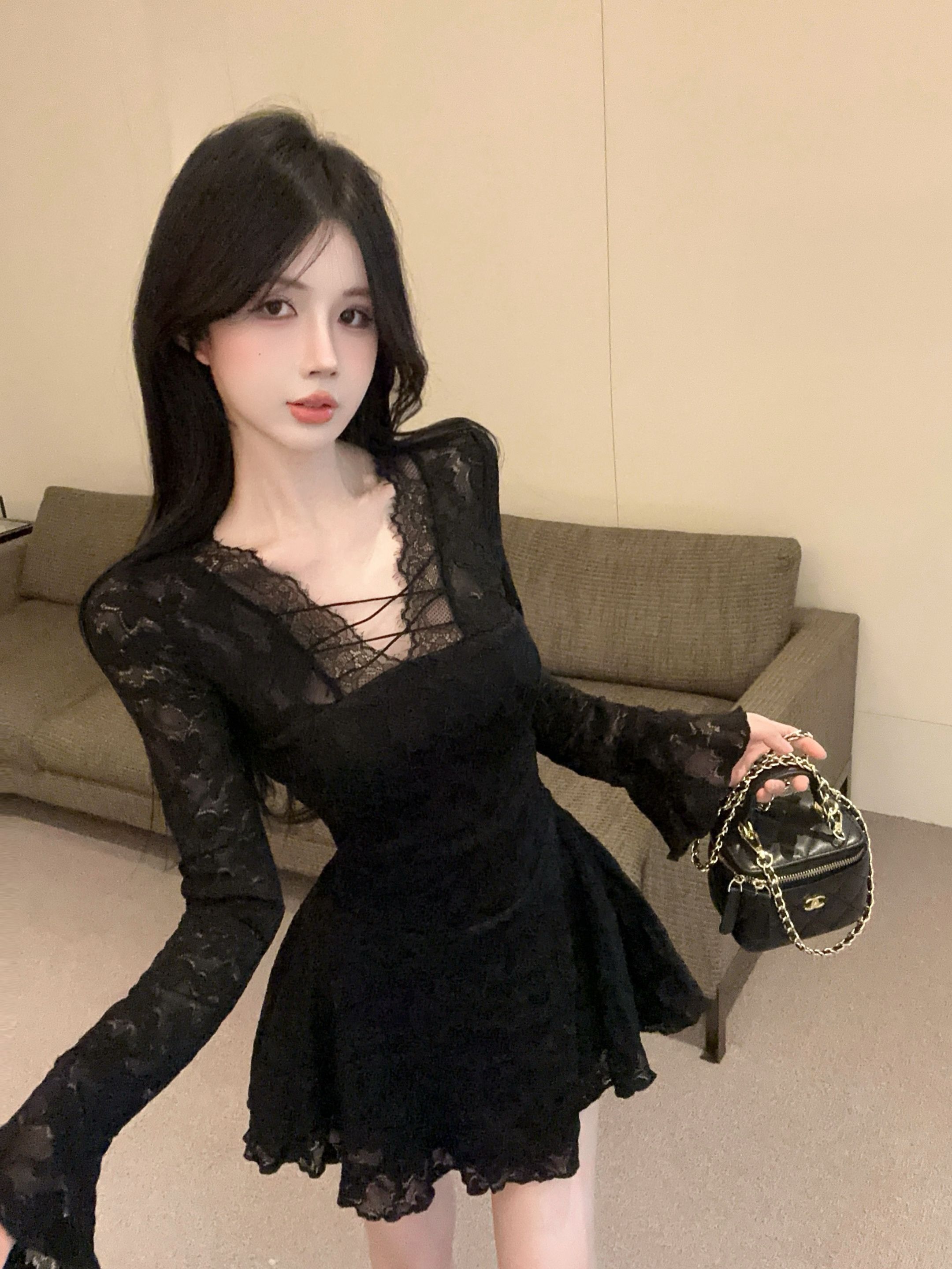 순수한 욕망 섹시함 V넥 레이스 조각 긴팔 여성 드레스 가을 새로운 고급 센스 몸매 가꾸기 슬림해 보이는 한 마디 미니 스커트