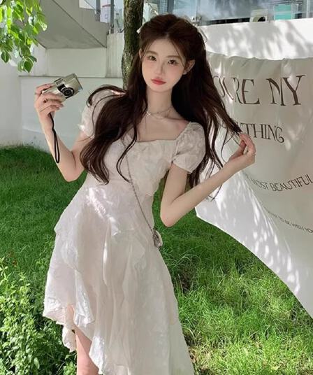 슈퍼 요정 프릴 불규칙 여성 드레스 여름 2026 년 새로운 디자인 센스 허리 수축 프랑스식 첫사랑 샤오 바이 치마