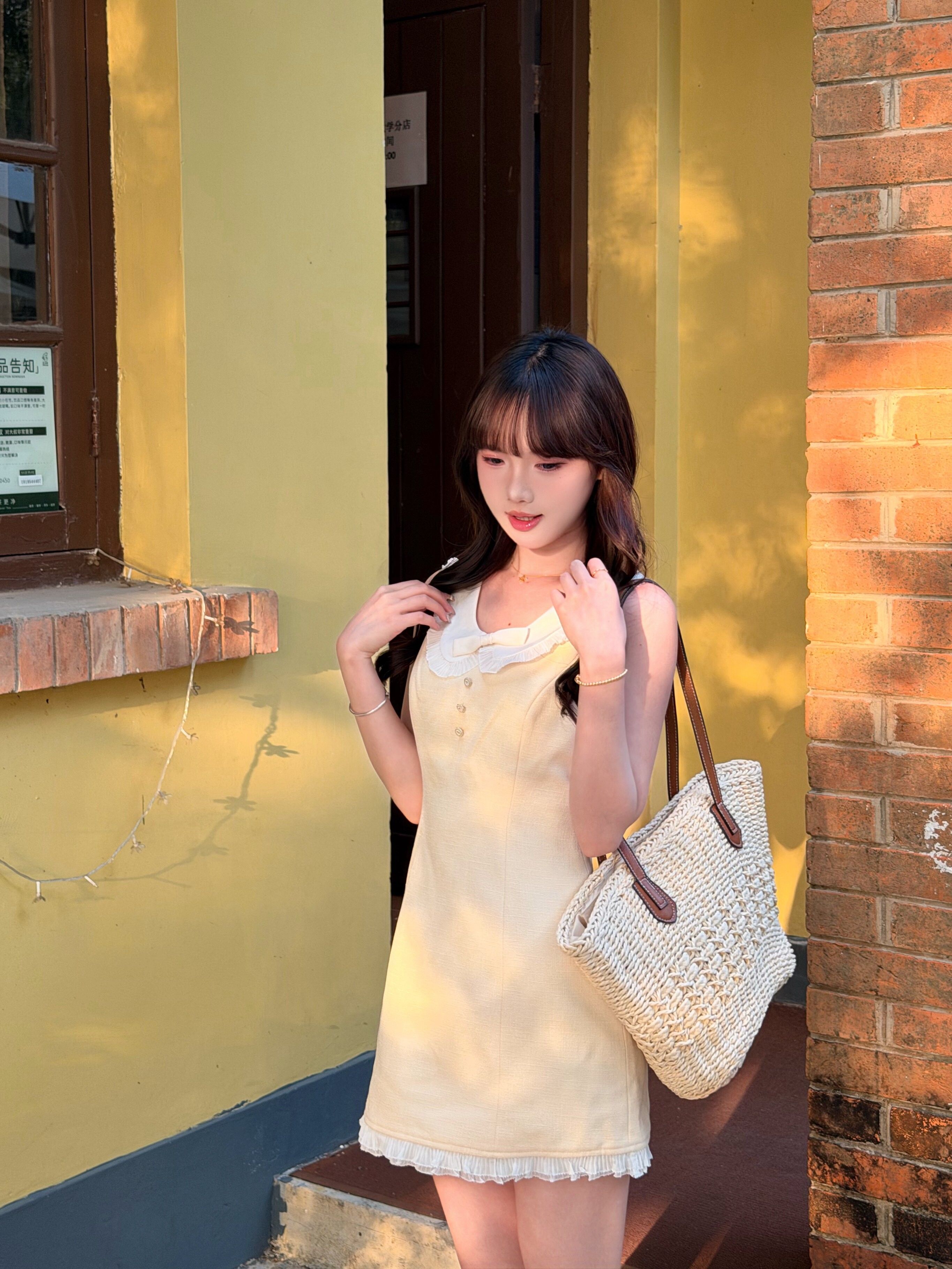 프랑스식 품격 작은 샤넬 스타일 베이비 칼라 민소매 여성 드레스 여름 허리 수축 슬림해 보이는 부유 한 가족 천 골드 황색 미니 스커트