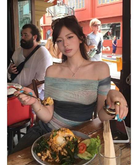 출퇴근 바람 예술 헤일로 염색 망사 작은 대중 디자인 센스 패치워크 오프숄더 티셔츠 여성 여름 새로운 패션 맨위