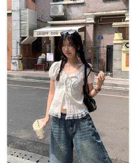 달콤한 스타일 레이스 측면 스트랩 반팔 여성 셔츠 2026 여름 새로운 외국 가스 작은 셔츠 슬림해 보이는 Chic 맨위