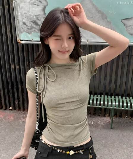 컬러 코튼 당겨 프레임 디자인 센스 주름 비스듬한 어깨 반팔 티셔츠 여성 여름 스트랩 몸매 가꾸기 슬림해 보이는 맨위