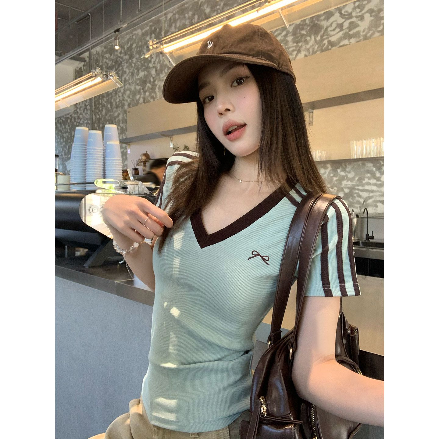 반팔 티셔츠 여성 의류 여름 새로운 한 부서 디자인 센스 몸매 가꾸기 스트라이프 배색 자수 V넥 맨위