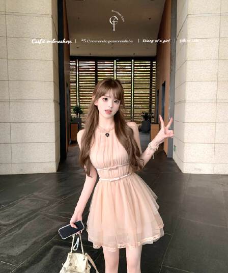 마이크로 알몸의 핑크색 행침 목 나비 매듭 불규칙 밑단 드레스 부드러운 바람 민소매 품격 명문 여성 망사