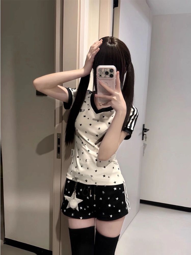 매춘부 여름 ootd 착용 가져 가라. 세트 슬림해 보이는 V넥 별 쇼트 스타일 티셔츠 캐주얼 검정색 반바지 트렌디 투피스 세트