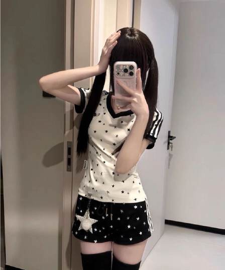 매춘부 여름 ootd 착용 가져 가라. 세트 슬림해 보이는 V넥 별 쇼트 스타일 티셔츠 캐주얼 검정색 반바지 트렌디 투피스 세트