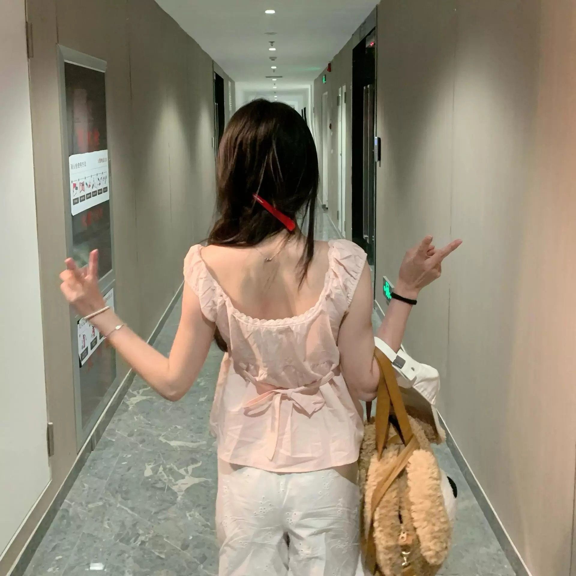 달콤함 순수한 욕망 바람 핑크색 오프숄더 민소매 여성 셔츠 여름 디자인 센스 작은 대중 프랑스식 품격 루즈핏 맨위