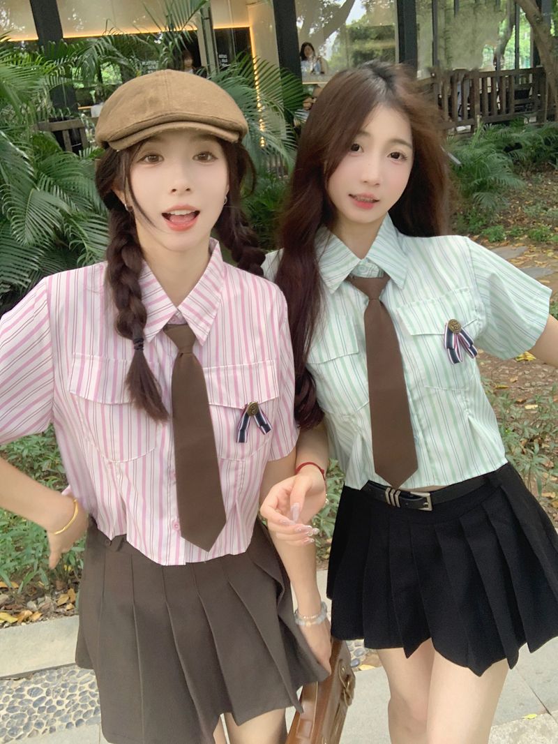 여름 작은 청신 학원 스타일 세로 줄무늬 쇼트 스타일 셔츠 여성 2026 Chic 디자인 센스 몸매 가꾸기 POLO 칼라 맨위
