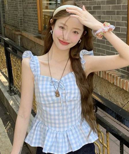 2026 새로운 파란색 체크무늬 작은 날다 소매 캐미솔 여름 순수한 욕망 바람 프릴 몸매 가꾸기 슬림해 보이는 맨위